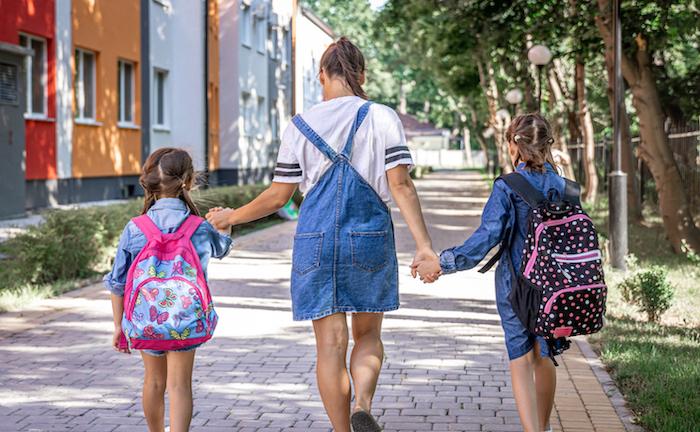 une maman accompagne ses enfants pour la rentrée scolaire au Danemark