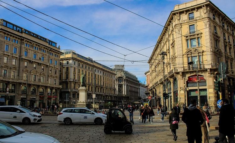 voitures blanches et passants dans les rues de milan - david-pupaza-unsplash