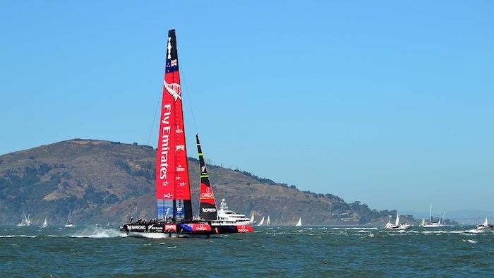 un voilier de l'america's cup