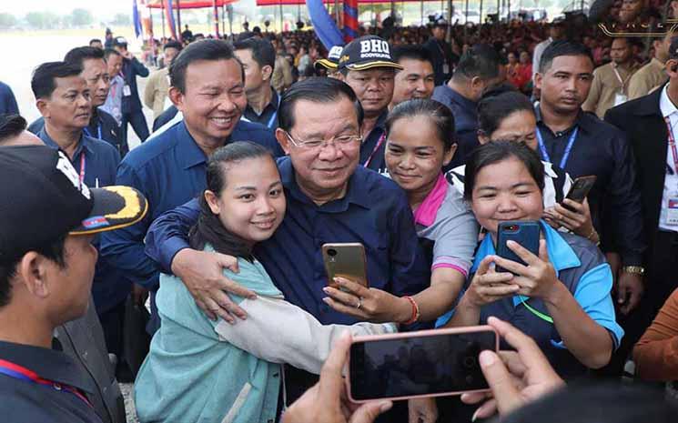 bain de foule sur Hun sen