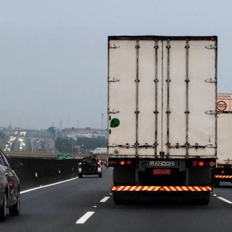 camion sur autoroute française