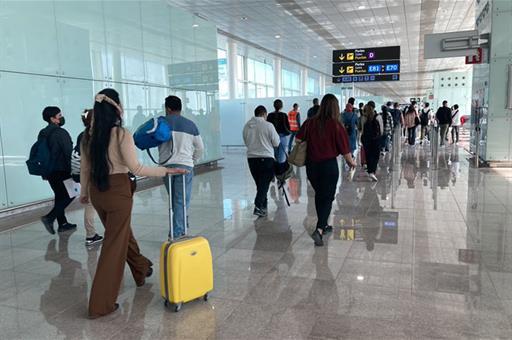 Des touristes arrivent à un aeroport espagnol