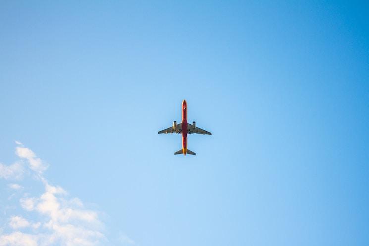 Un avion dans le ciel