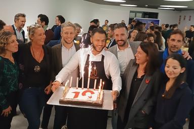 french tech fete ses 10 ans avec un gâteau d'anniversaire