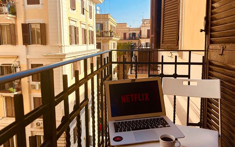 ordinateur avec écran netflix sur un balcon d'Italie