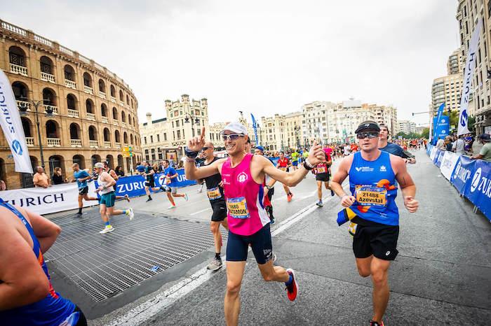 des semi-marathoniens en train de courir dans les rues de Valencia