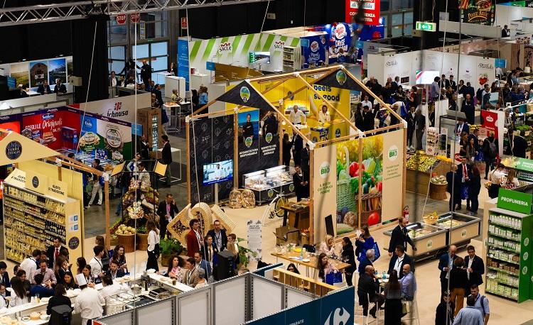 stands d'exposants dans un salon carrefour