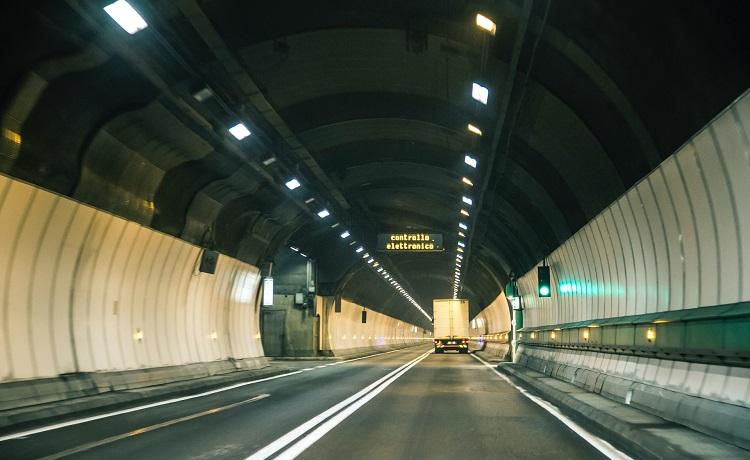 camion dans le tunnel du Mont Blanc