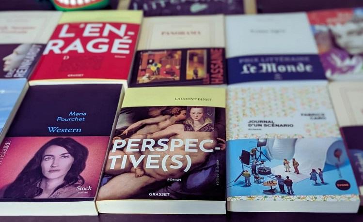 couvertures de livres sur une table