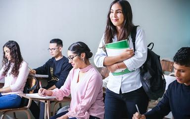 des filles et garçons élèves étudiants dans une salle de classe