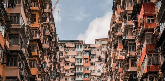 Le Monster Building de Hong Kong depuis la cours