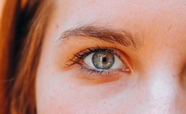 oeil d'une jeune femme - lucia-gherra-unsplash