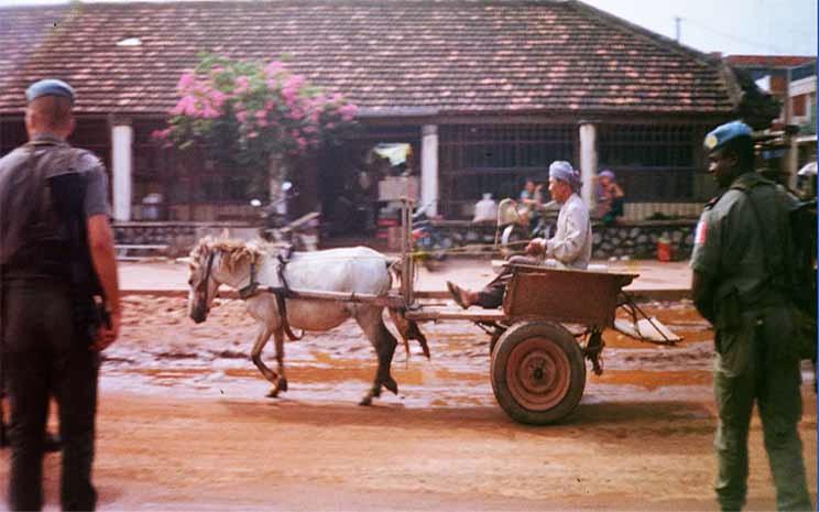 Un homme conduisant sa charette hippomobile, Kampot, 1993 ©Pierre Jartoux