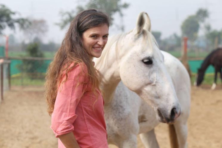 Charlotte, co-creatrice du refuge pour chevaux Manjeev Natural Horsemanship