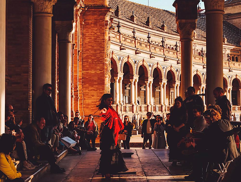 Touristes Plaza de España, Séville (Photo de JP Files sur Unsplash)