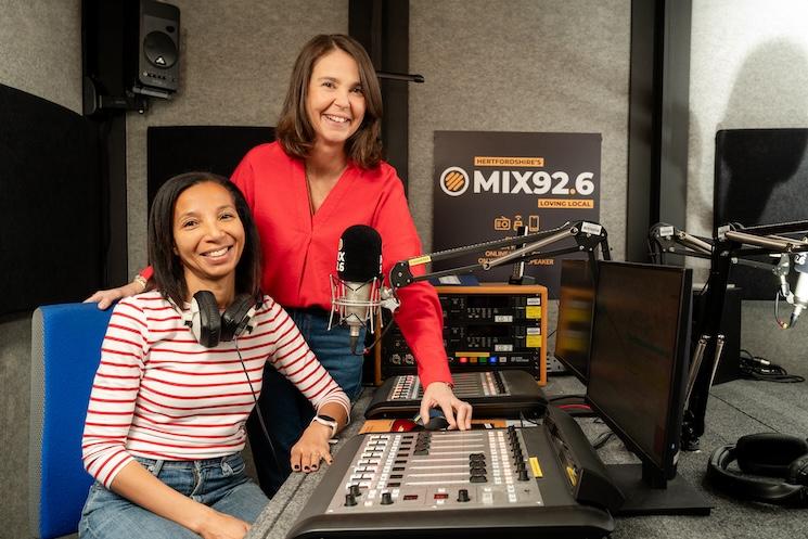 Aline Bavister et Élise Lines au studio de MIX 92.6