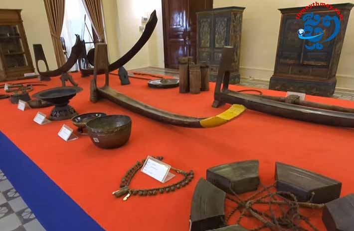 Le mobilier et les objets utilisés dans le bâtiment depuis le début des années 1900 sont exposés au musée. 