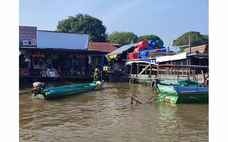 Village de pêcheurs au bord du Tonlé Sap