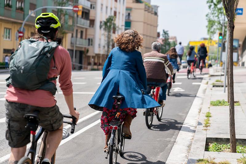 Des cyclistes sur une voie cyclable à barcelone