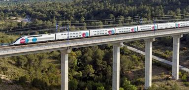 un train Ouigo sur un pont en espagne