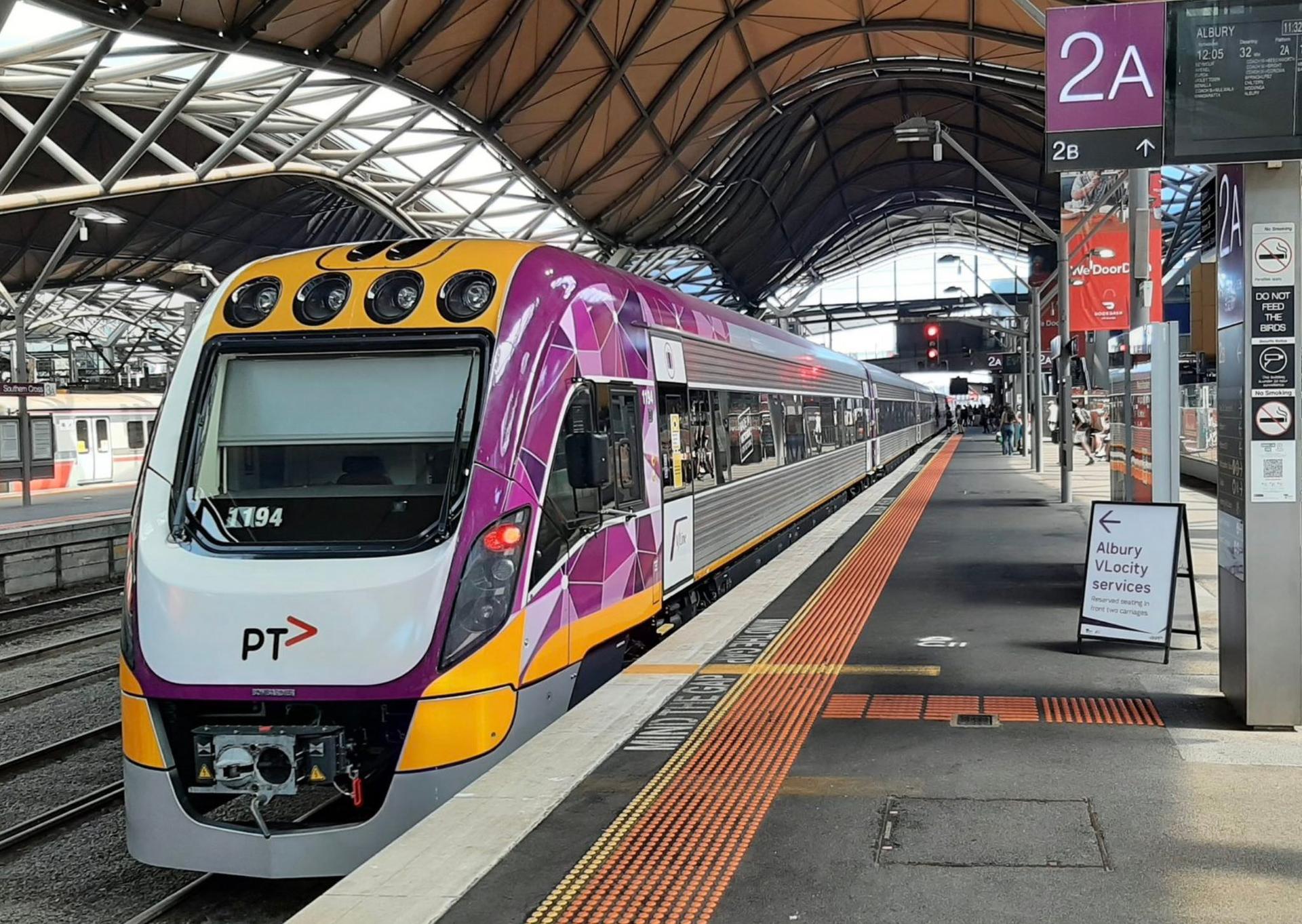 Un train VLocity, fabriqué dans l'usine Alstom de Dandenong, à destination d'Albury, en gare de Southern Cross