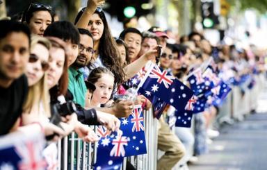 Une foule observe la parade de la fête nationale Australienne, le jour d'Australia Day