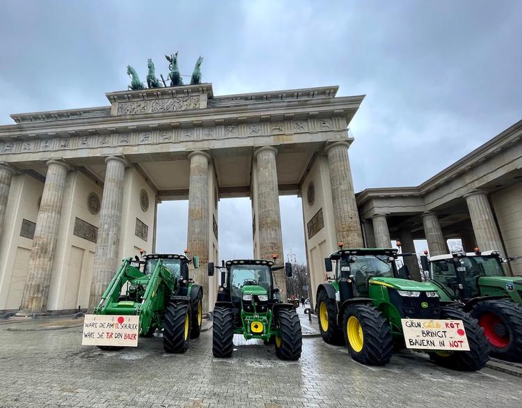 Tracteurs devant la porte de Brandebourg