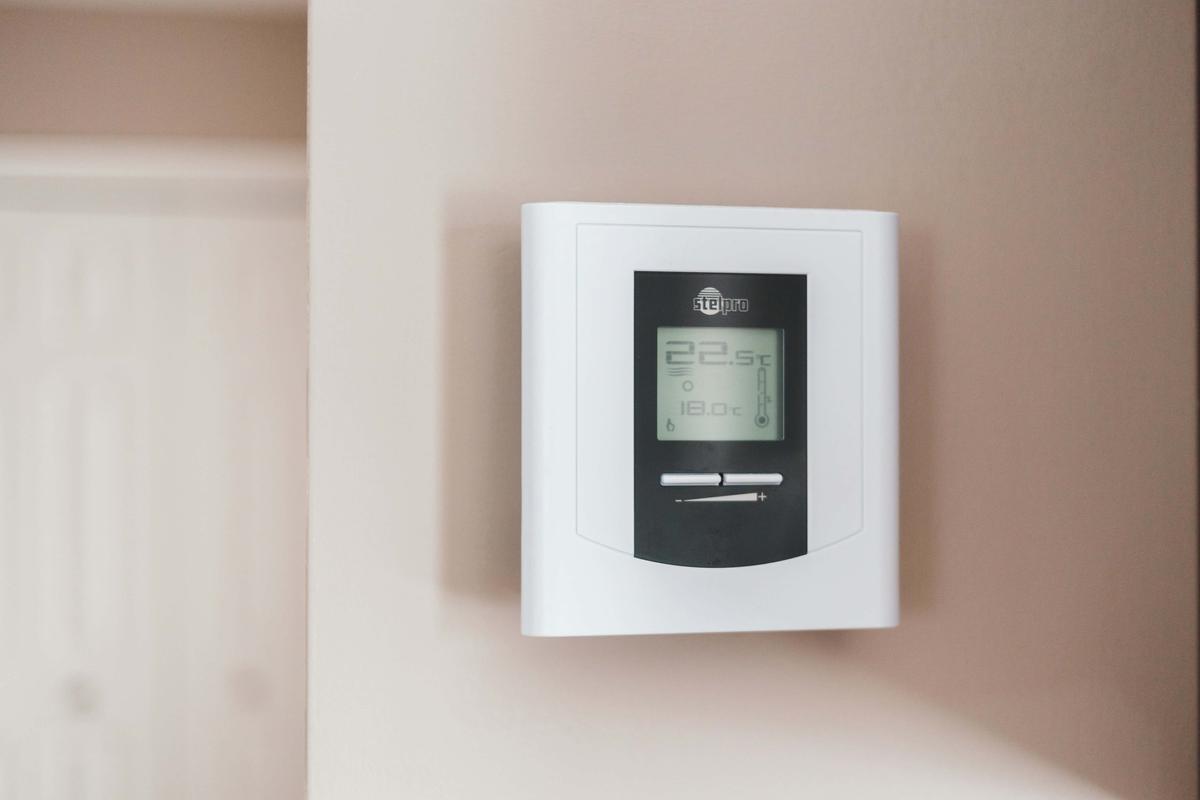 Un thermostat de chauffage.