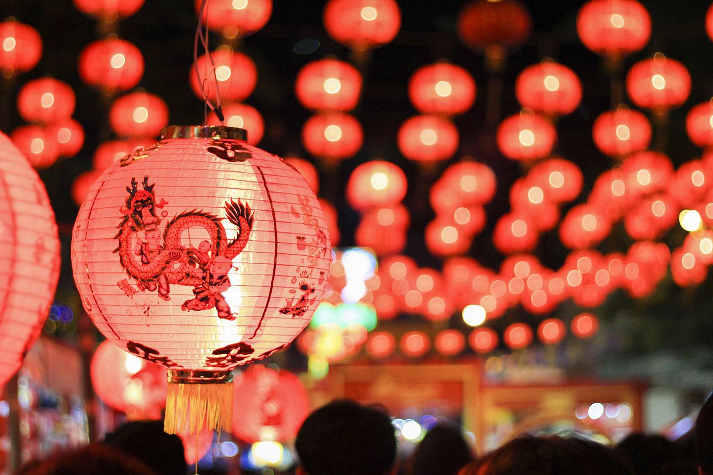 lanterne rouge avec un dragon pour le nouvel an chinois