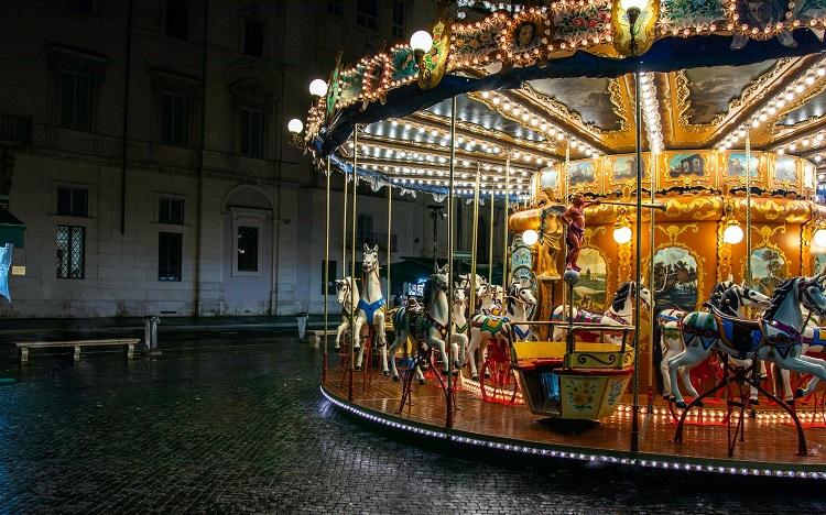 manège caroussel illumine la nuit