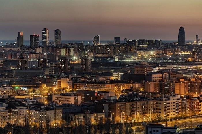 vue panoramique de barcelone, du littoral sant marti a ciutat vella