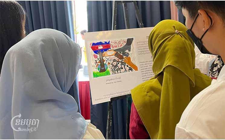 De jeunes Cambodgiens présentent leurs œuvres d'art sur le thème de la corruption lors d'une exposition organisée par TIC dans le cadre de la Journée internationale de lutte contre la corruption. Photo prise le 8 décembre 2023. (CamboJA/ Chhorn Chansy)