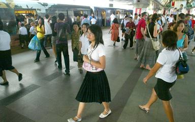 des étudiants marchent à Bangkok