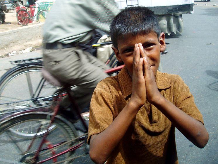 Boy_begging_in_Agra (1)