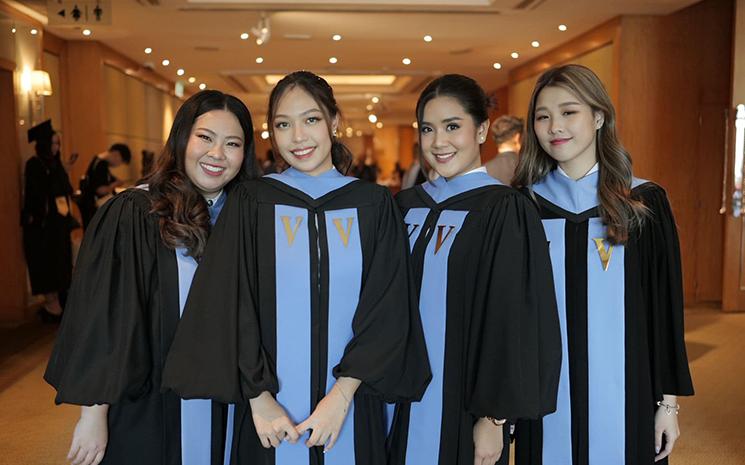 Jeunes diplomes de l'ecole hoteliere Vatel en Thailande