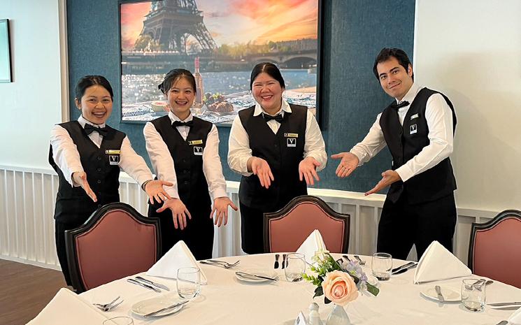 Etudiants de l'ecole hoteliere Vatel en Thailande dans le restaurant d'application