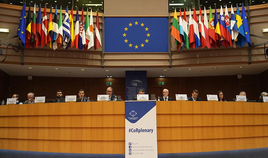 Juanma Moreno, à la table de l'hémicycle du Parlement européen.