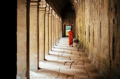 alexander-Un moine de_ambulant dans les galleries d'Angkor