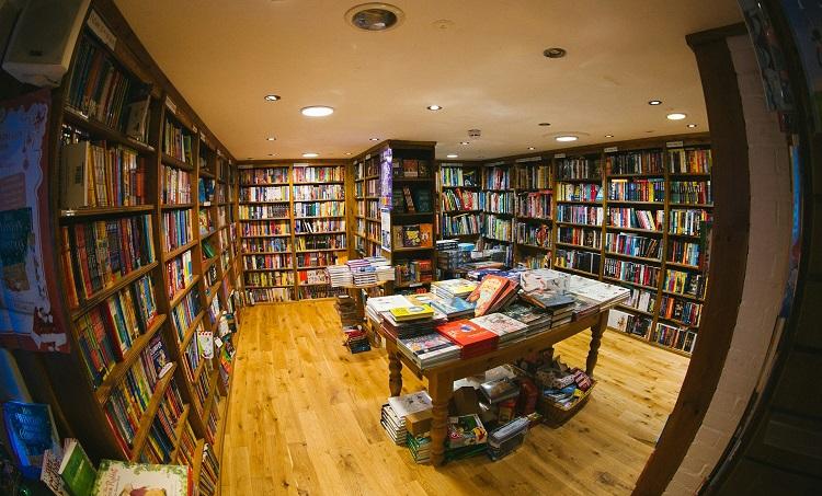 librairie remplie de livres -phil-hearing-unsplash