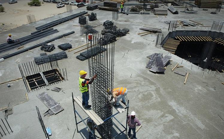 ouvriers avec casques jaune sur un chantier de construction