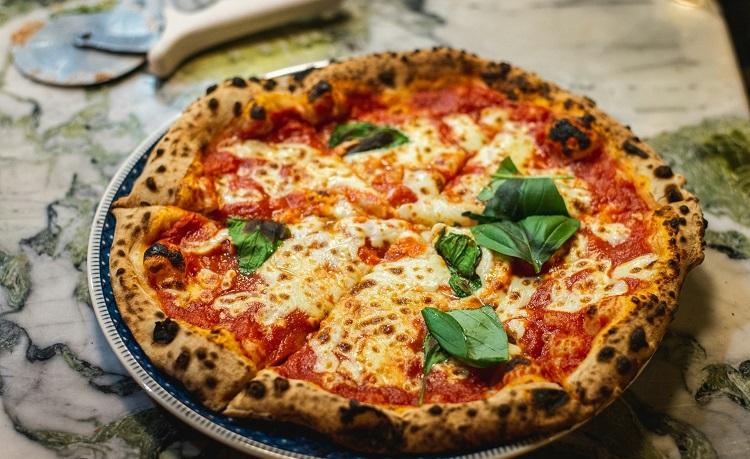 pizza italienne margherita avec basilic