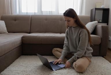 une femme en teletravail en Espagne