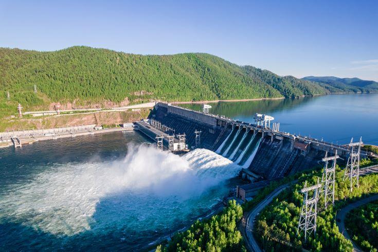 Un barrage hydroélectrique sur une rivière