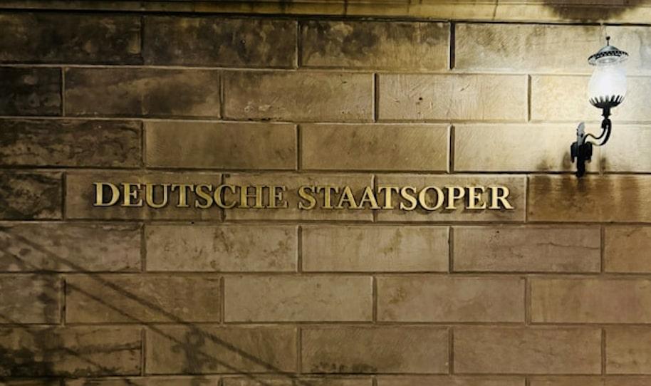 Deutsche Staatsoper en lettre d'or sur un mur en brique