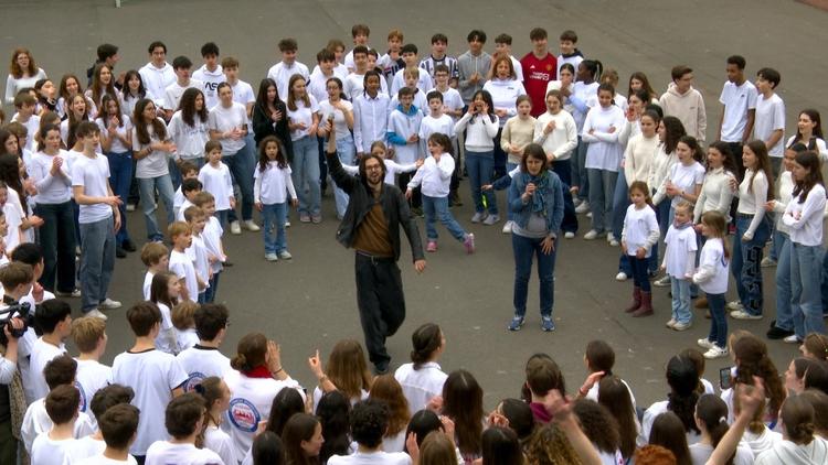 Cercle d'élèves, avec au centre les artistes.