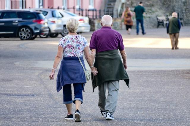 couple de retraités dans la rue