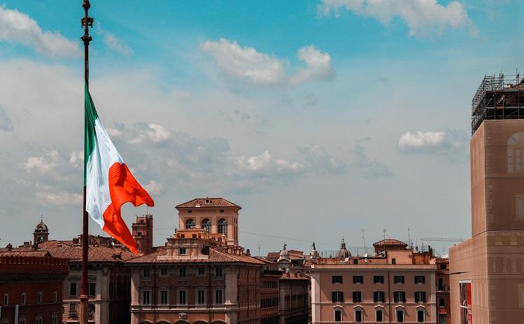 drapeau italien qui flotte au dessus de la ville en Italie - daniel-sharp