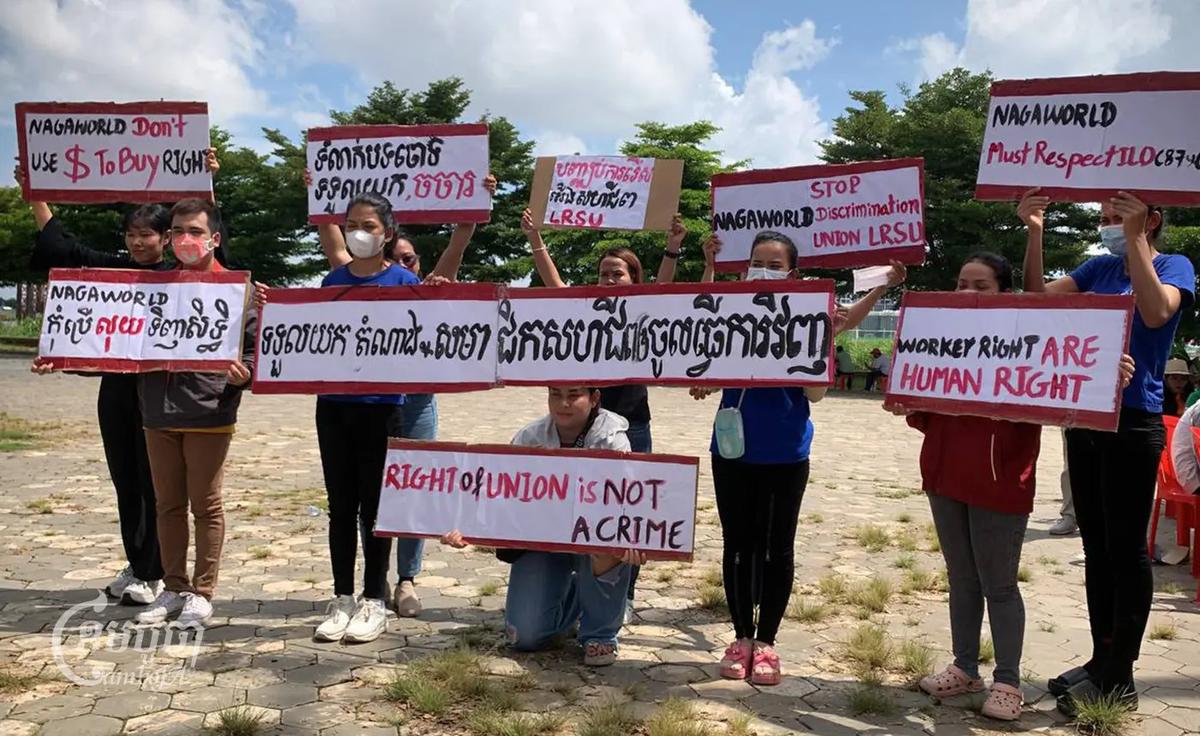 D'anciens employés de NagaWorld organisent une campagne lors de l'accord de paix de Paris à Phnom Penh, le 22 octobre 2023. (CamboJA/Uon Chhin)