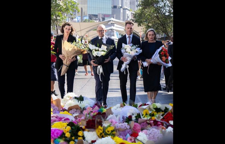 Anthony Albanese, Premier Ministre d'Australie, se recueille devant le centre commercial de Bondi Junction Westfield, Sydney, suite à l'attaque au couteau du Vendredi 13 Avril 2024