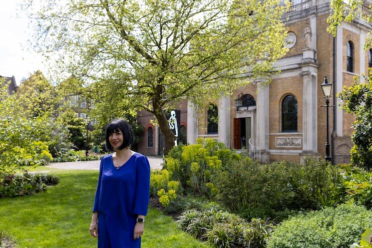 Agnès Gaudron devant Pitzhanger Manor & Gallery 